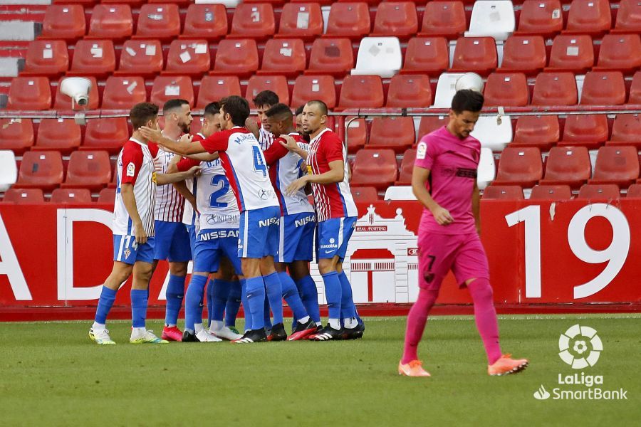 Los jugadores del Sporting celebran el gol de Unai Medina.