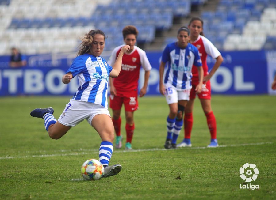  Irene hace el gol de penalti del Sporting de Huelva.