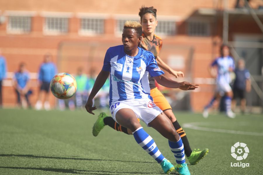  Carol Férez y Peace disputando un balón dividido