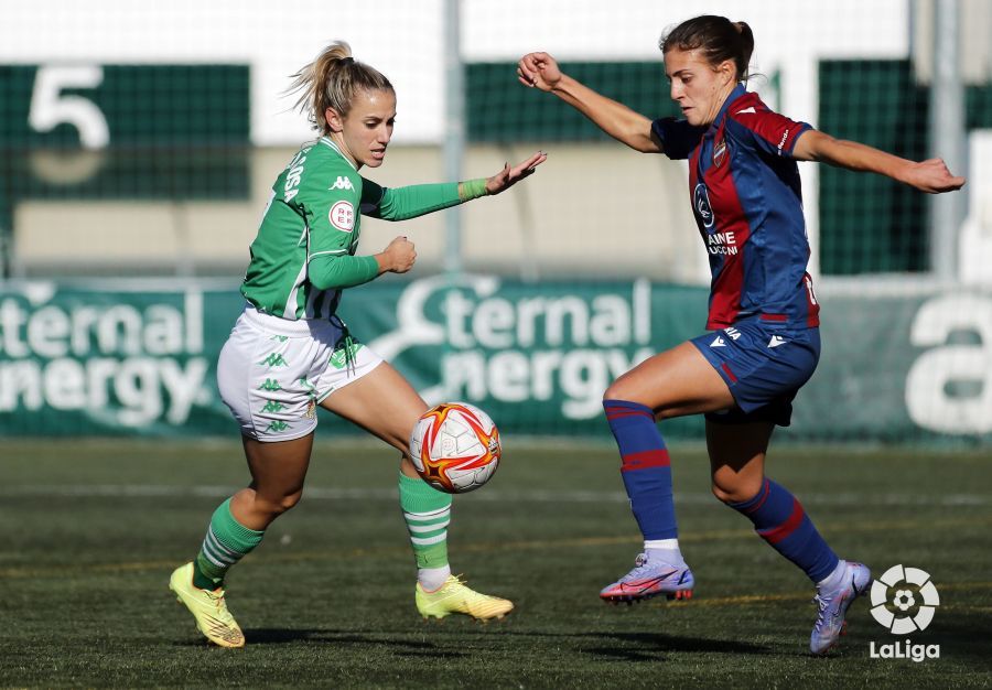  La bética Ángela Sosa con la pelota. 