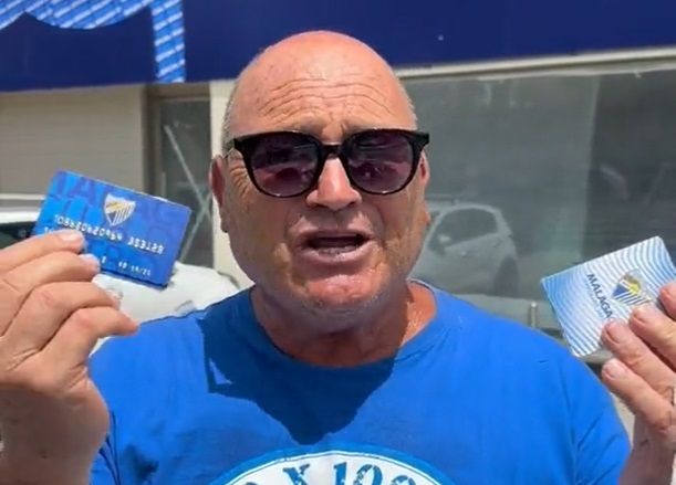  Un aficionado del Málaga muestra el amor por sus colores