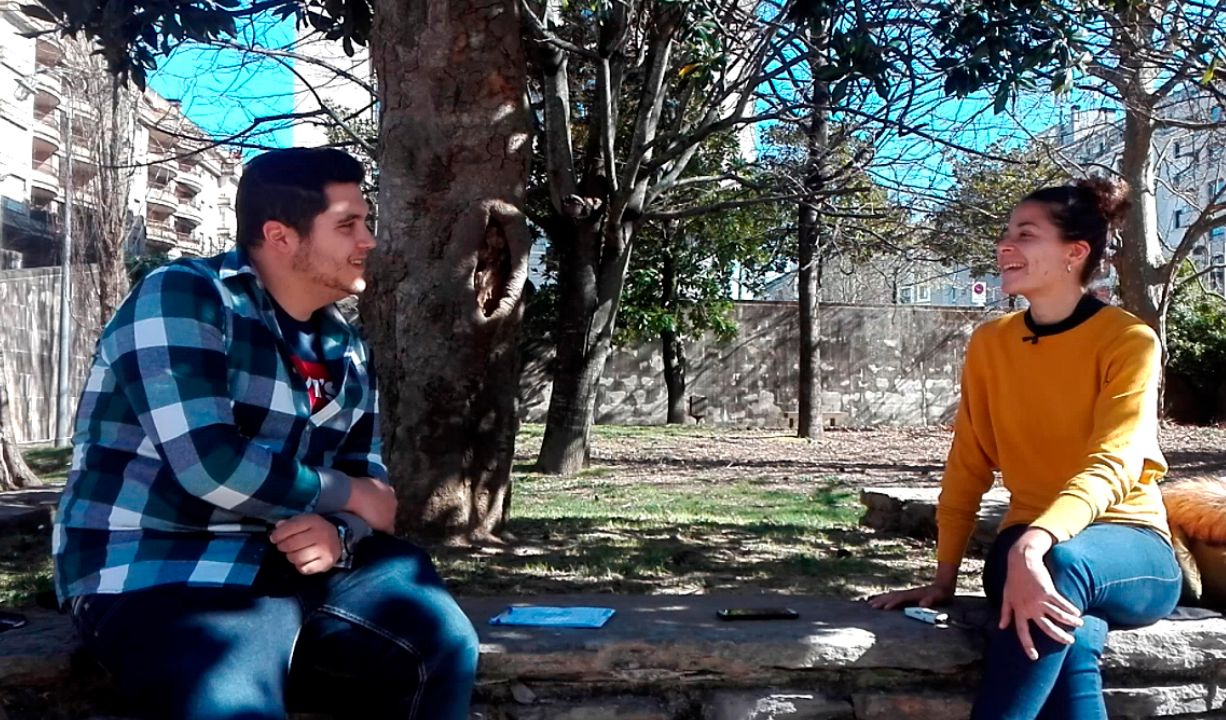  Un momento de la entrevista con Manu Lareo en el parque Zubimusu.