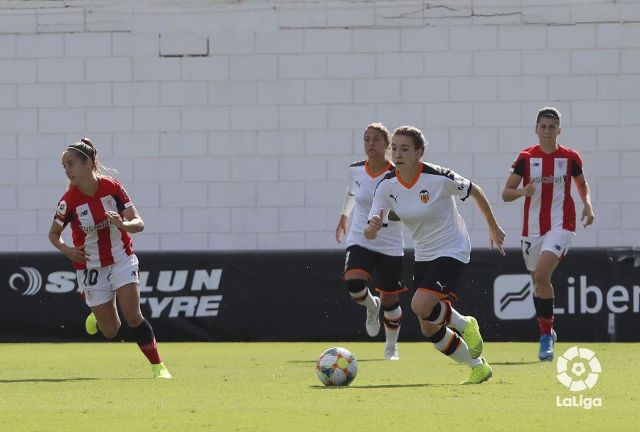  Bea Beltrán encarando con el balón en la jugada del Valencia CF Femenino