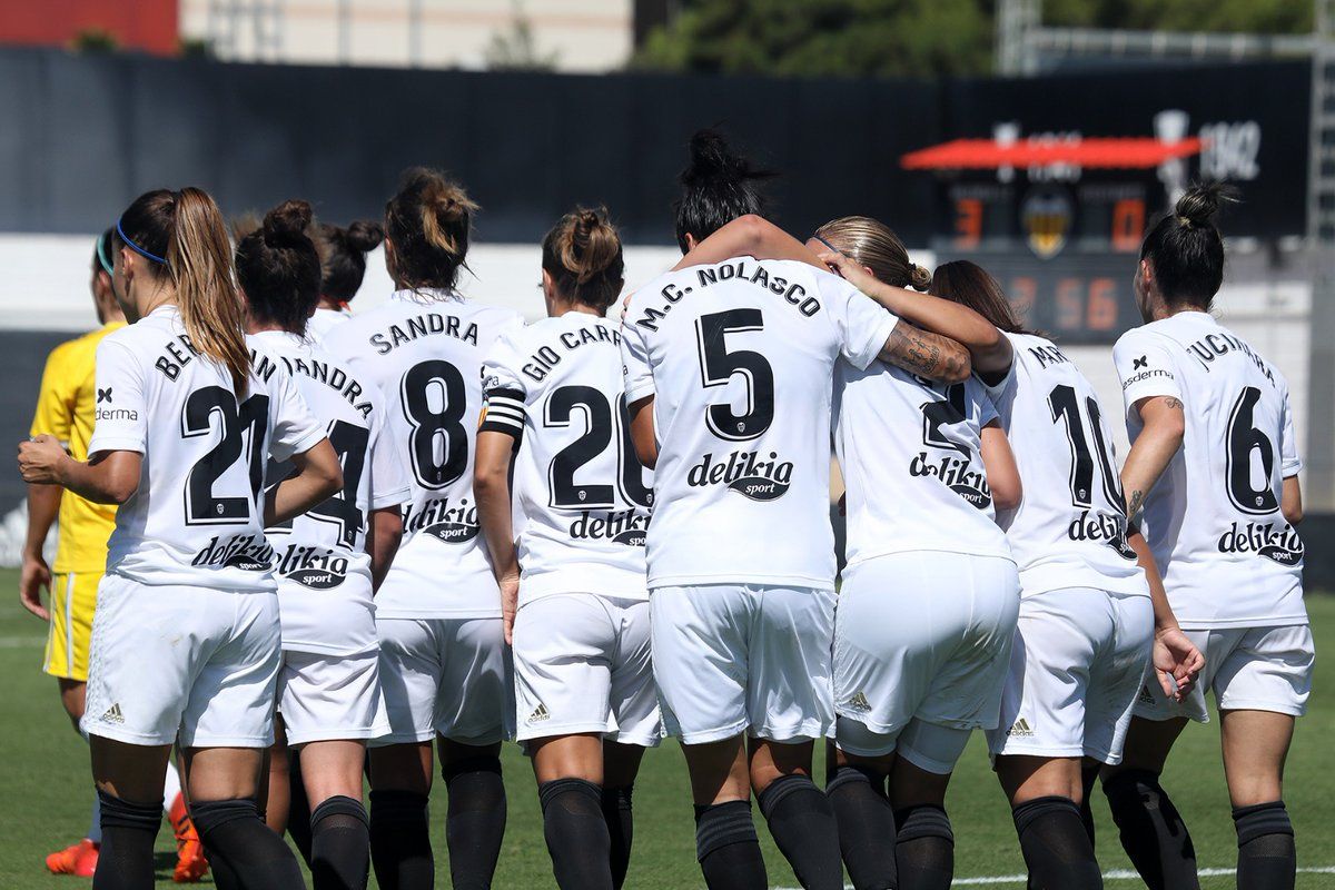  Jugadoras del Valencia CF Femenino celebrando un gol