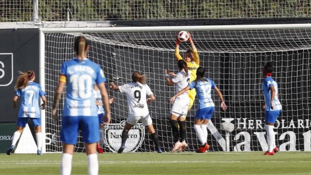 Chelsea ataja un centro con seguridad ante el VCF Femenino.