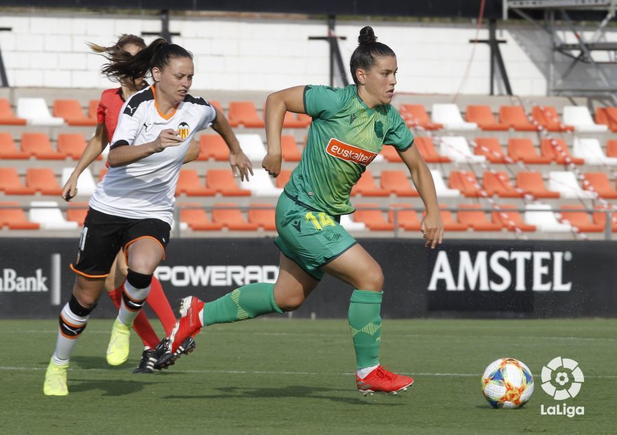 Bonsegundo del Valencia CF Femenino persiguiendo a Baños durante el partido