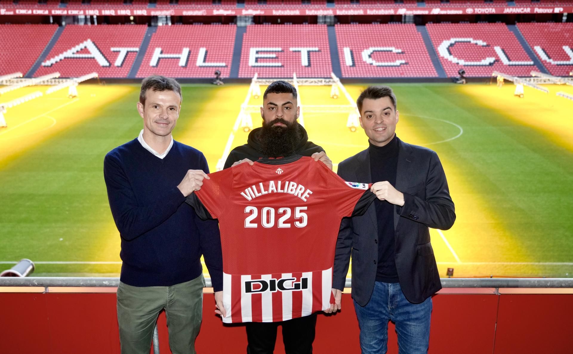 Villalibre, en San Mamés con Jon Uriarte y Mikel González tras su renovación (Foto: Athletic Clu