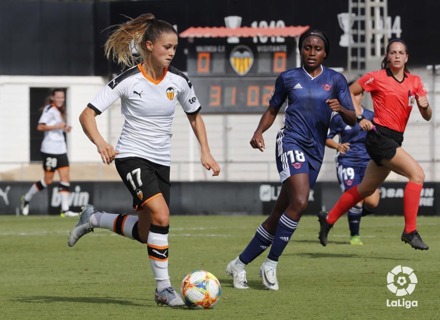  Viola Callligaris en una contra con el Valencia CF Femenino