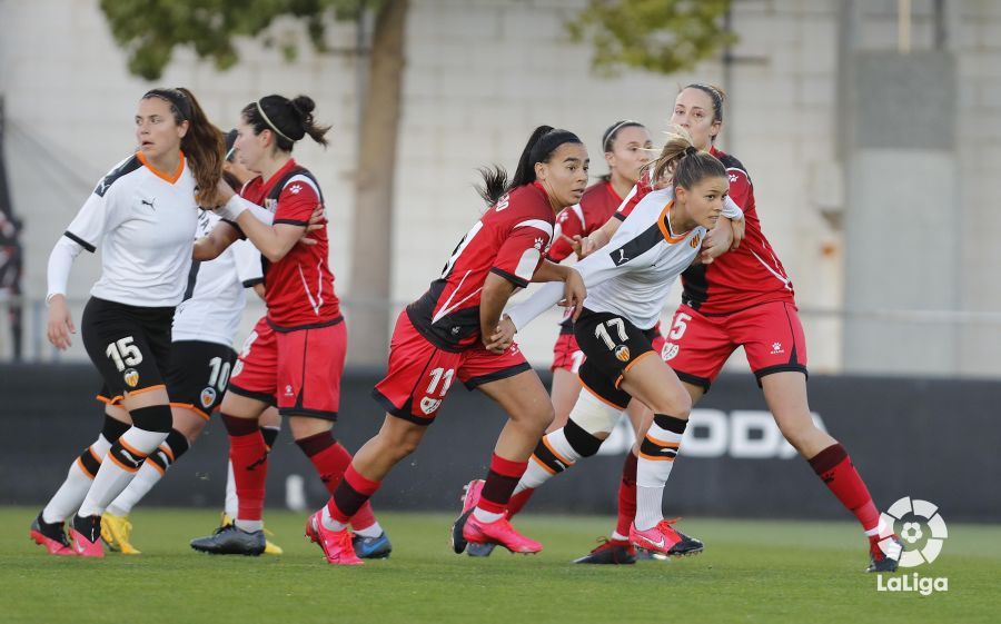  La jugadora del Valencia CF Femenino, Viola Calligaris, rodeada de jugadoras del Rayo Vallecano