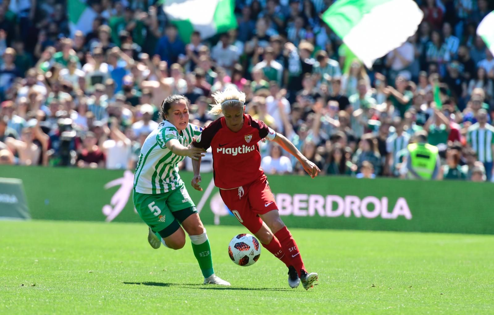 Laura y Alicia, en el derbi.