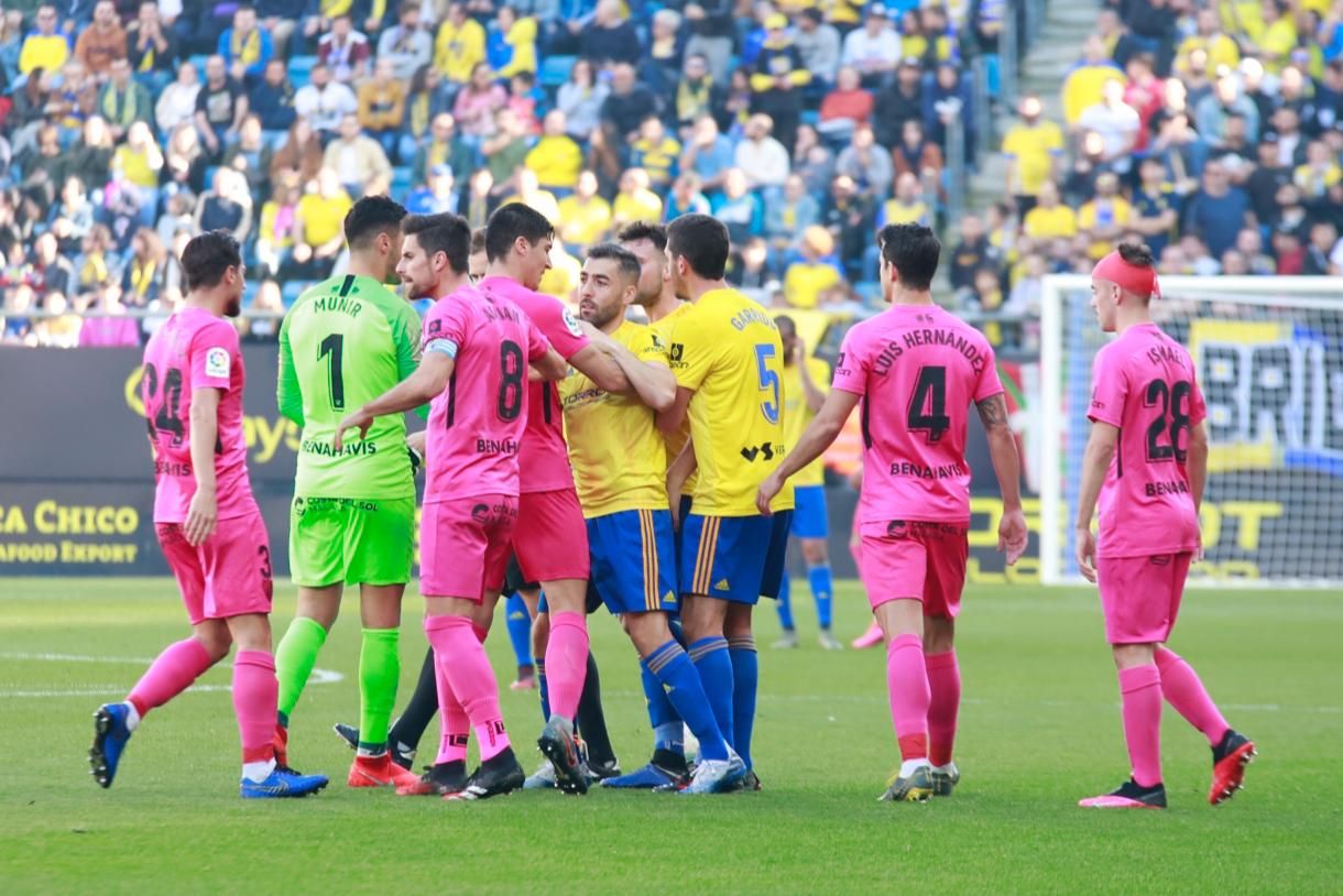  Diego González trata de contener a un rival en un amago de tangana.