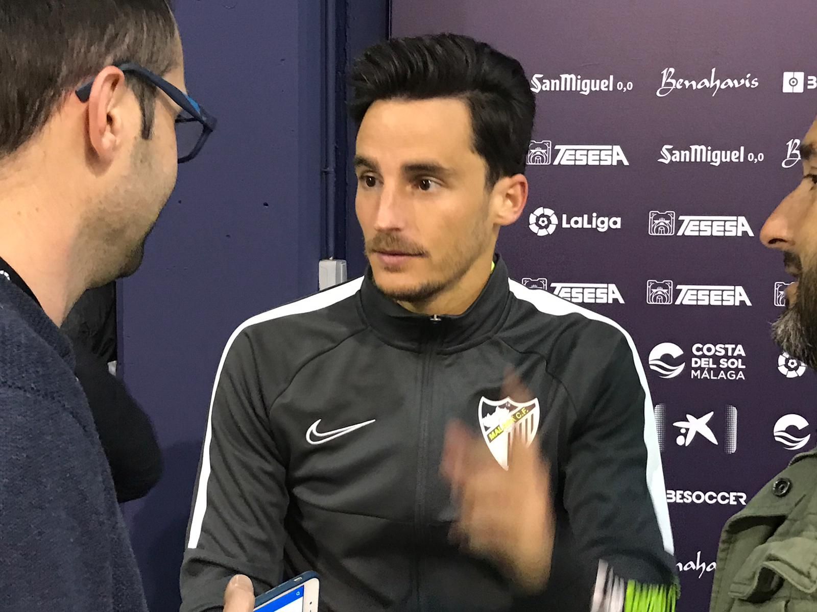  Juankar, atendiendo a los medios en zona mixta.