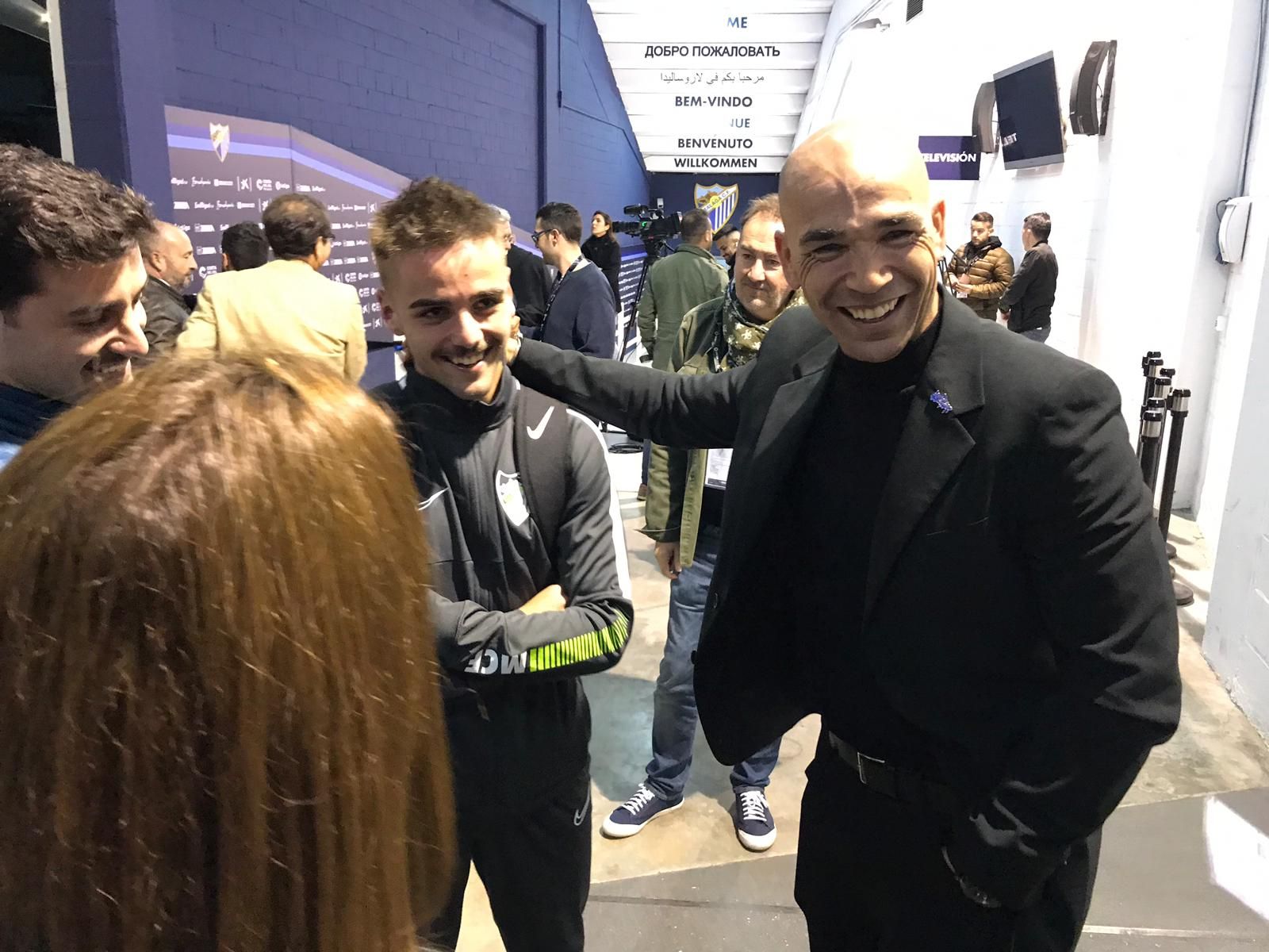 Manolo Gaspar saluda cariñosamente a Ismael Casas tras el triunfo ante el Racing.