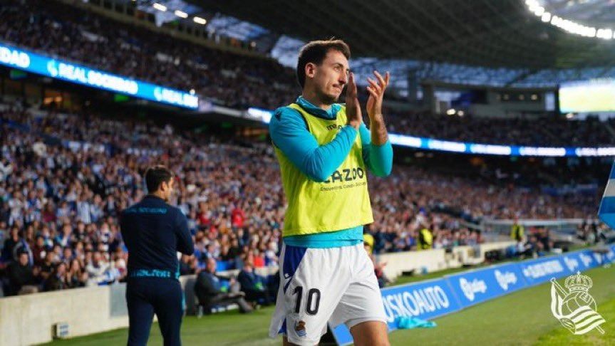  Mikel Oyarzabal aplaude a Anoeta antes de jugar en el Real Sociedad-Osasuna.