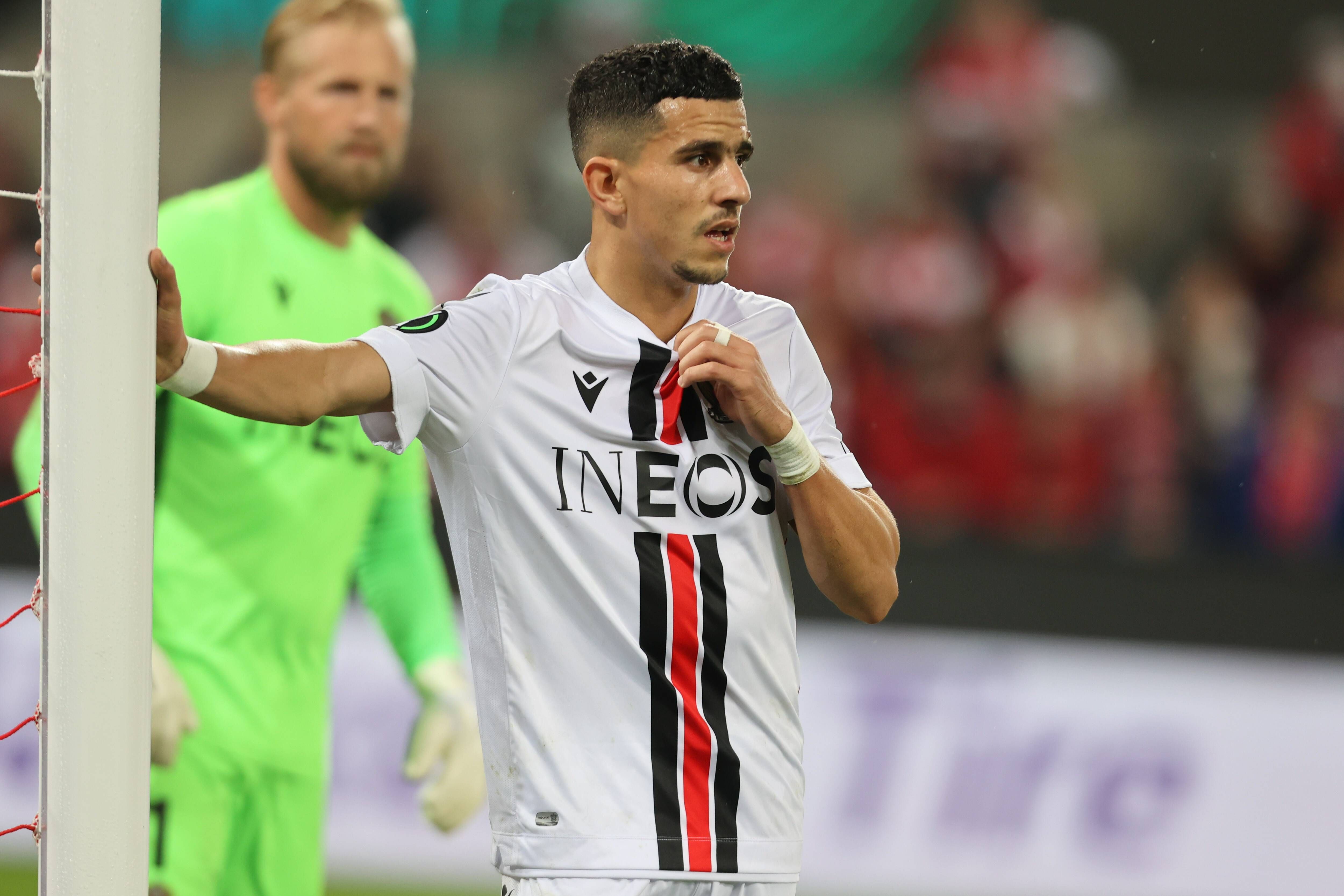  Youcef Atal, en un partido con el Niza.