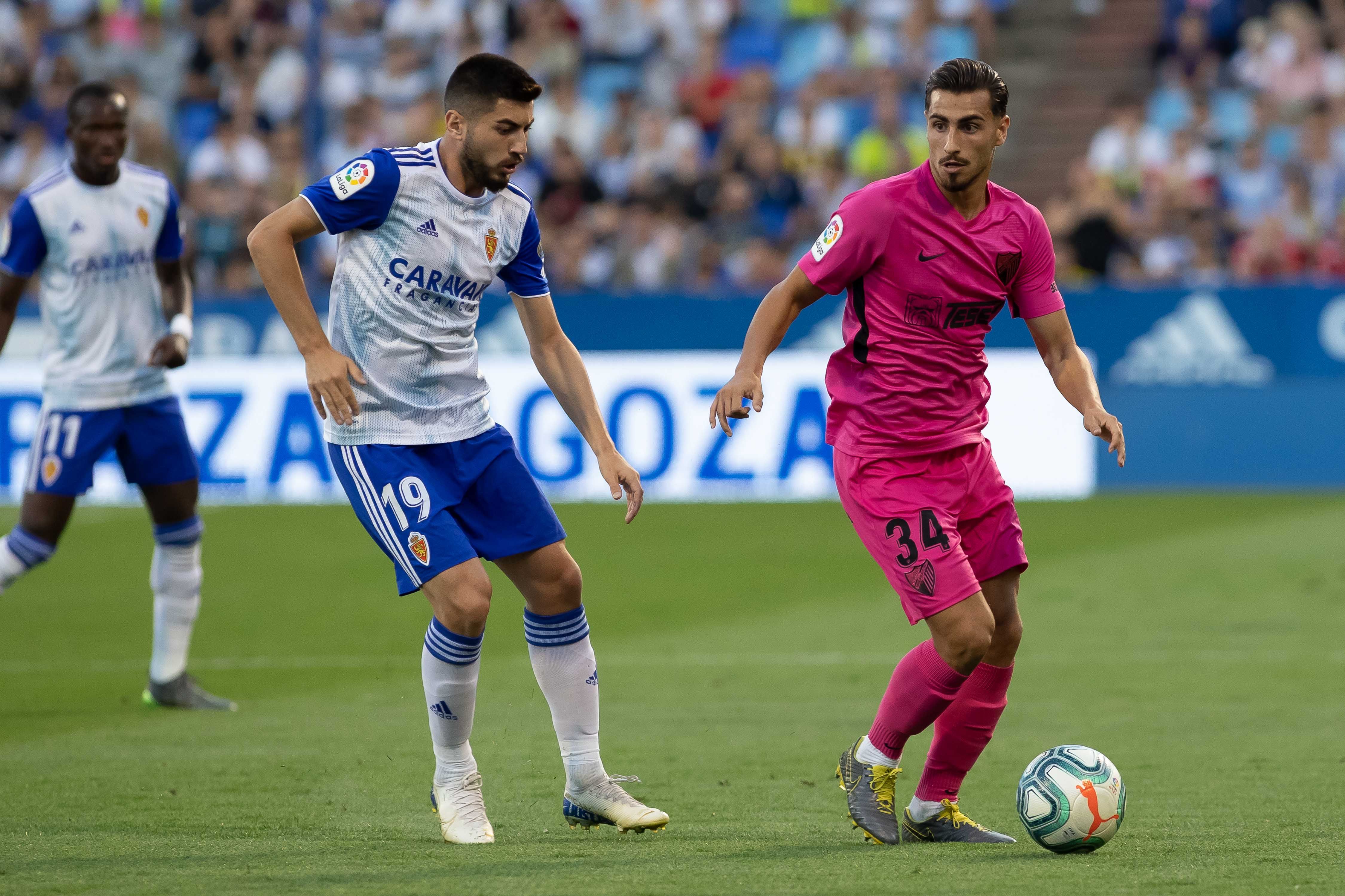  Luis Muñoz, con el balón controlado ante el Real Zaragoza.
