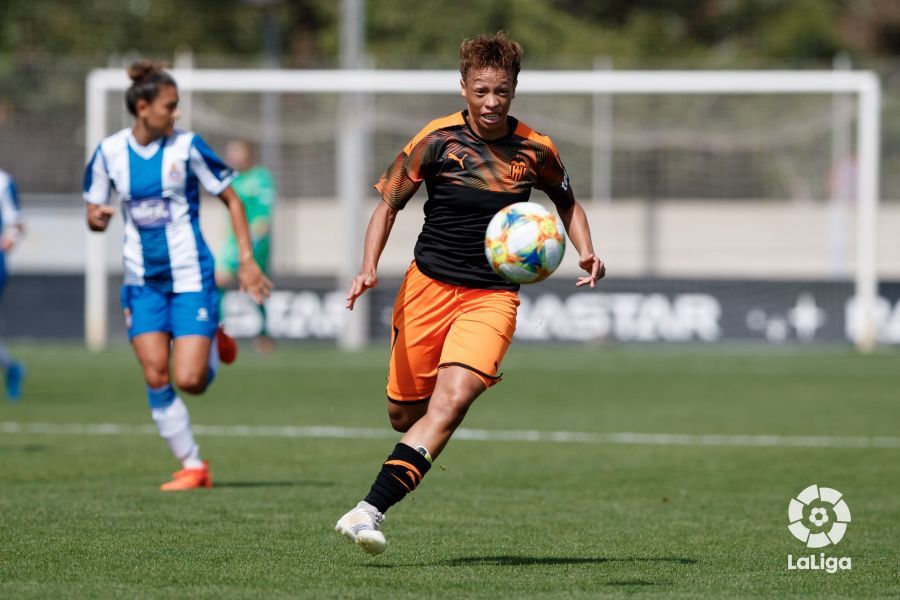  Zenatha Coleman yéndose en velocidad de la defensa del Espanyol