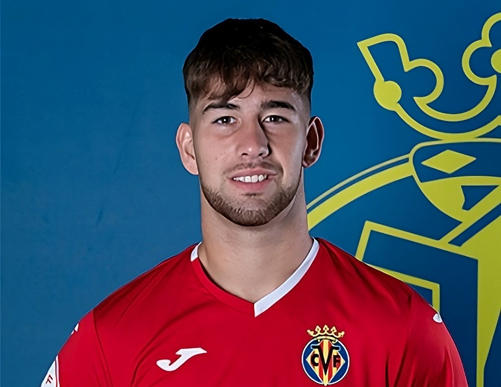  Adrián Pereda posa con su club.