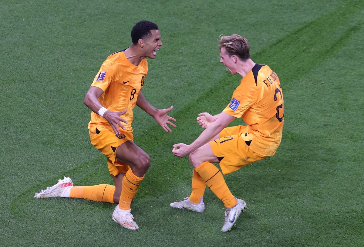  Celebrando de Frenkie De Jong y Gakpo del primer tanto de Países Bajos en el Mundial