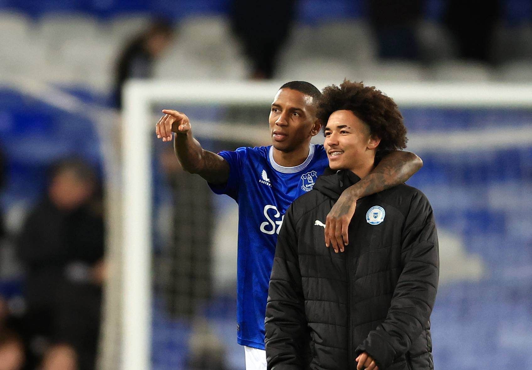 Ashley Young y su hijo Tyler tras jugar frente a frente en FA CUP.