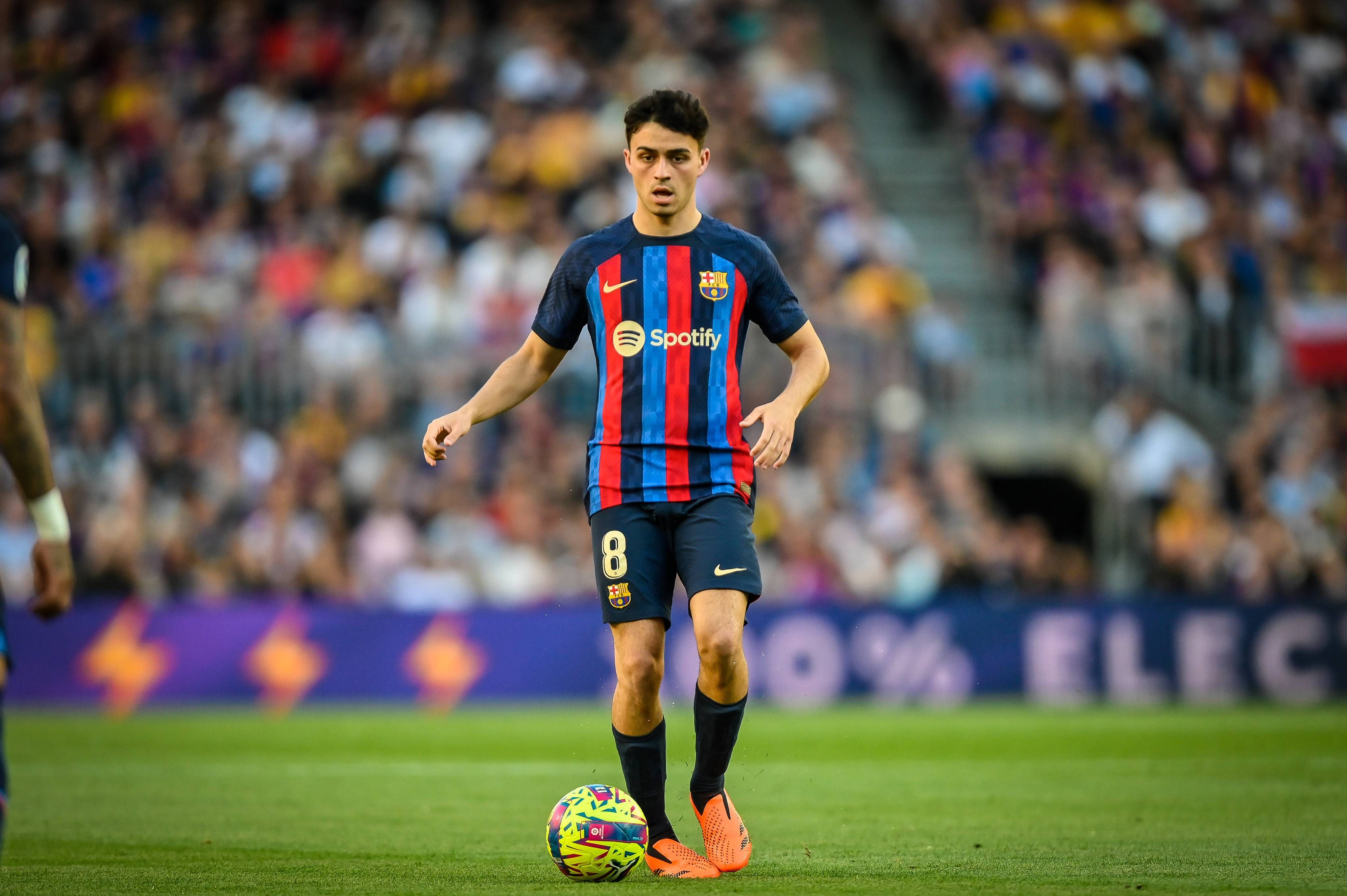 Pedri conduce la pelota en el Barcelona-Osasuna (Foto: Cordon Press).
