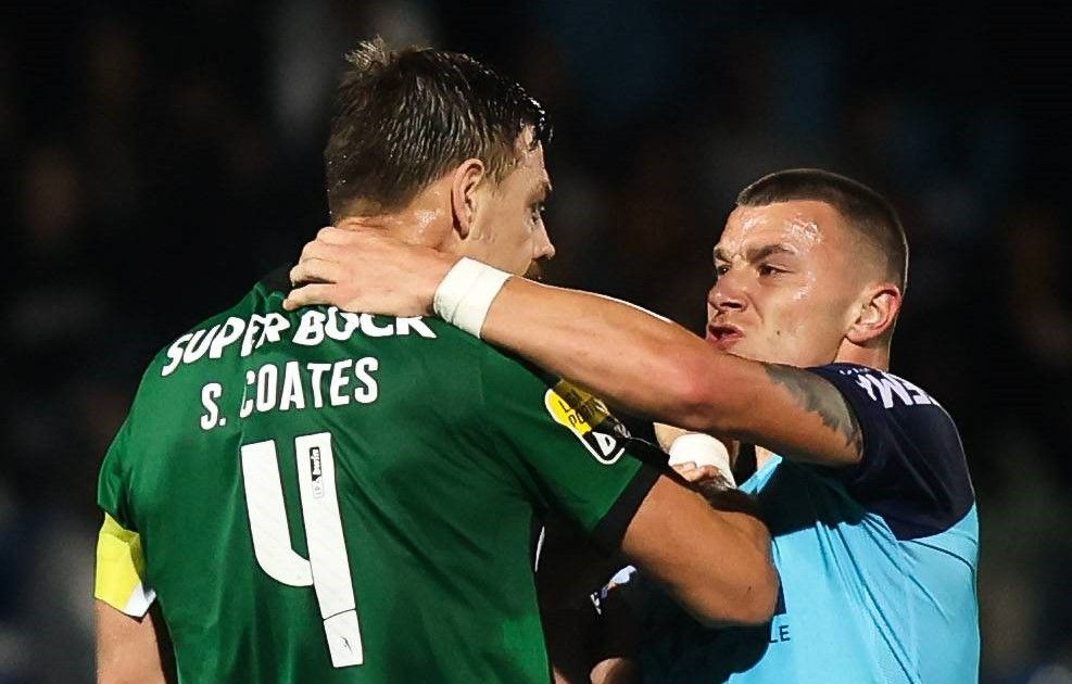  Osmajic agarra del cuello a Coates ante el Sporting de Portugal.