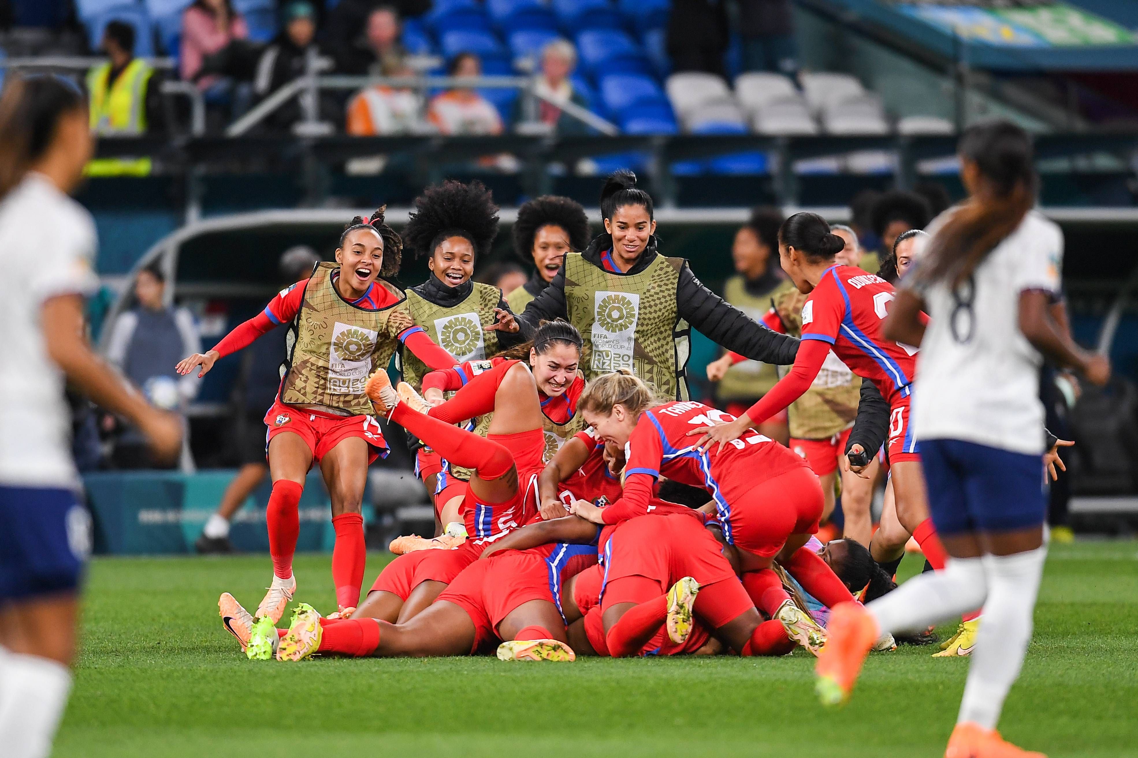  Panamá celebra el primer gol en la historia del Mundial femenino.