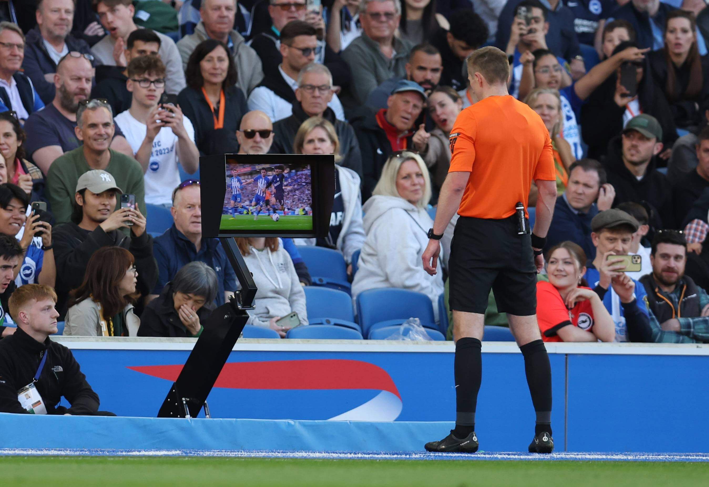 El VAR siendo usado en un partido de la Premier League (Cordon Press)