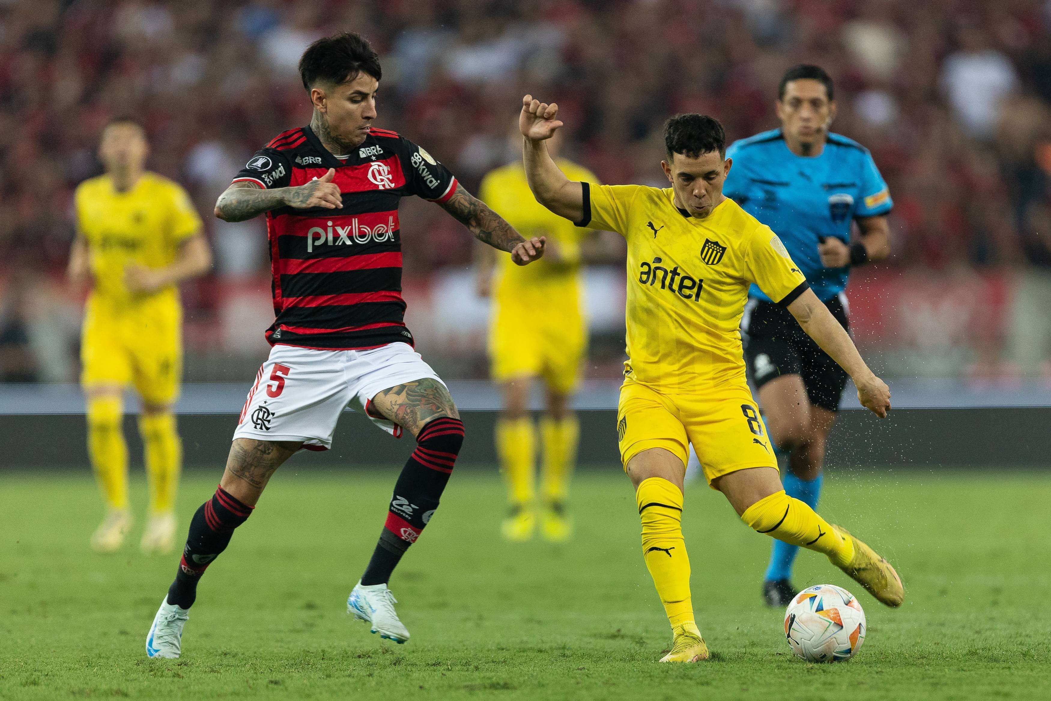 Leo Fernández, jugador de Peñarol, frente a Flamengo.