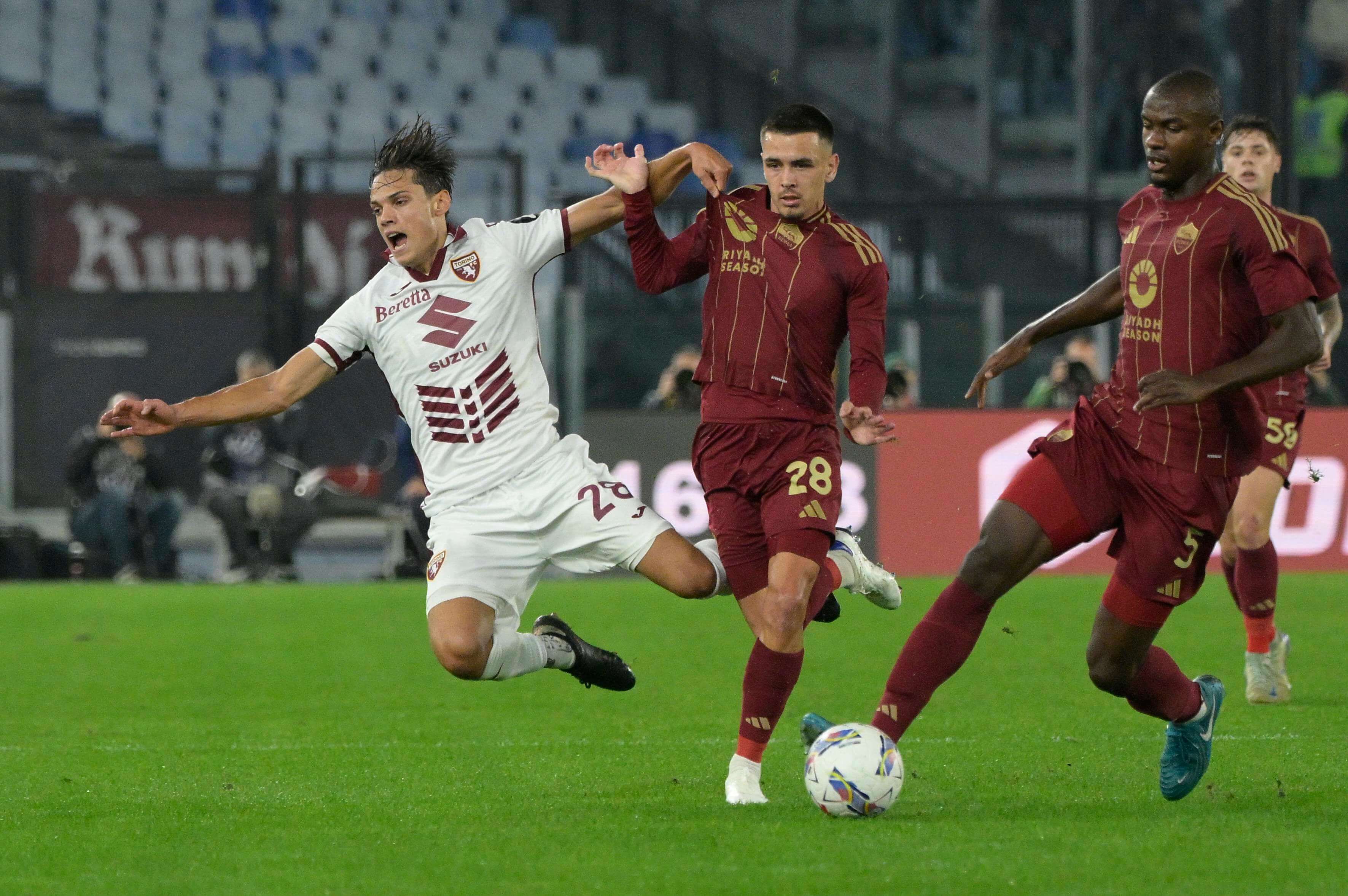  Enzo Le Fée en un partido con la Roma (foto: Cordón Press).