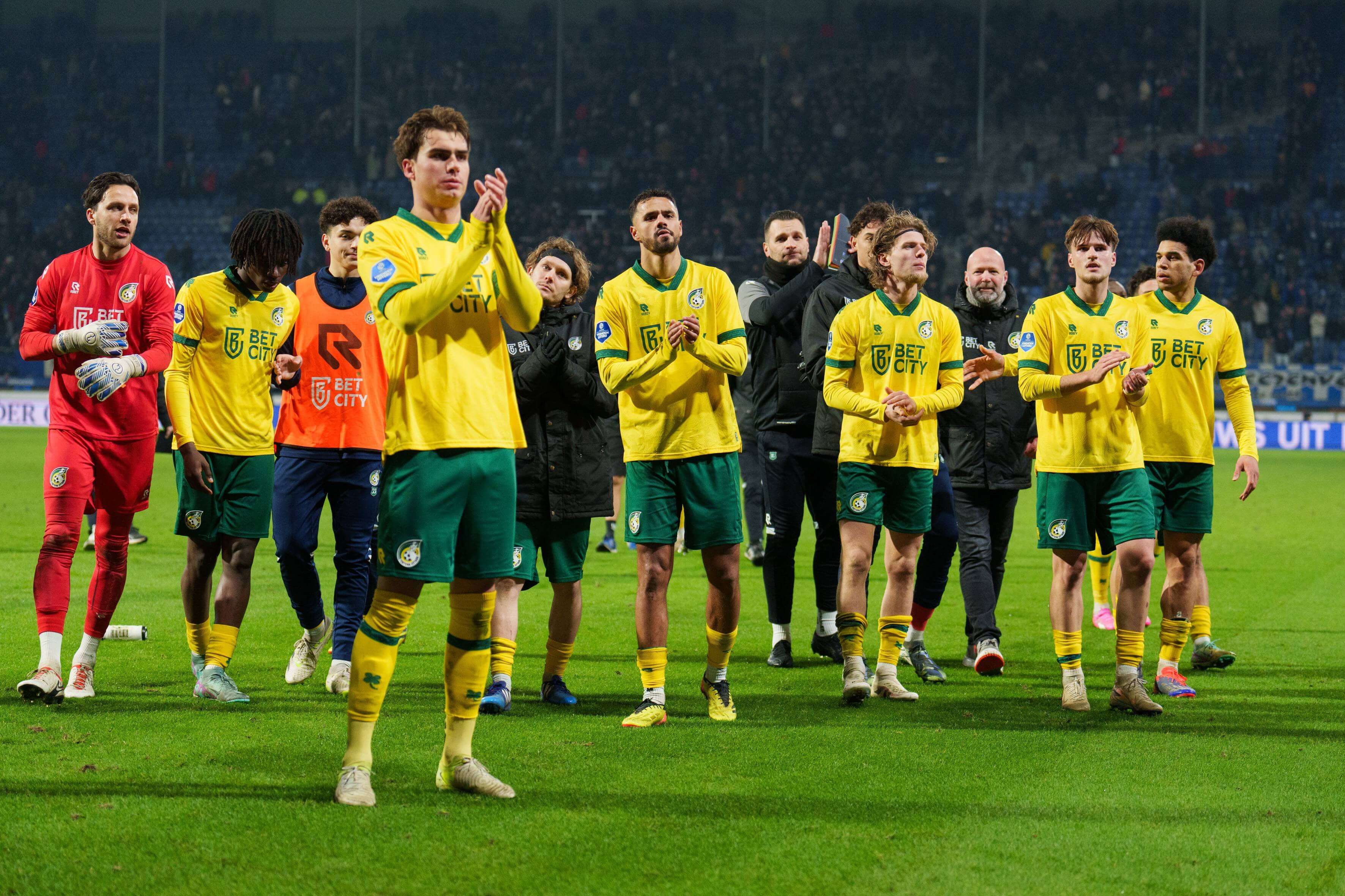  Los jugadores del Fortuna Sittard saludan a su afición tras empatar ante el Heerenveen.