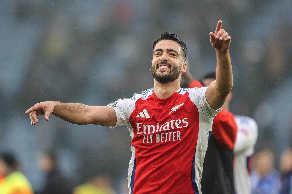 Mikel Merino celebra la victoria frente al Leicester.