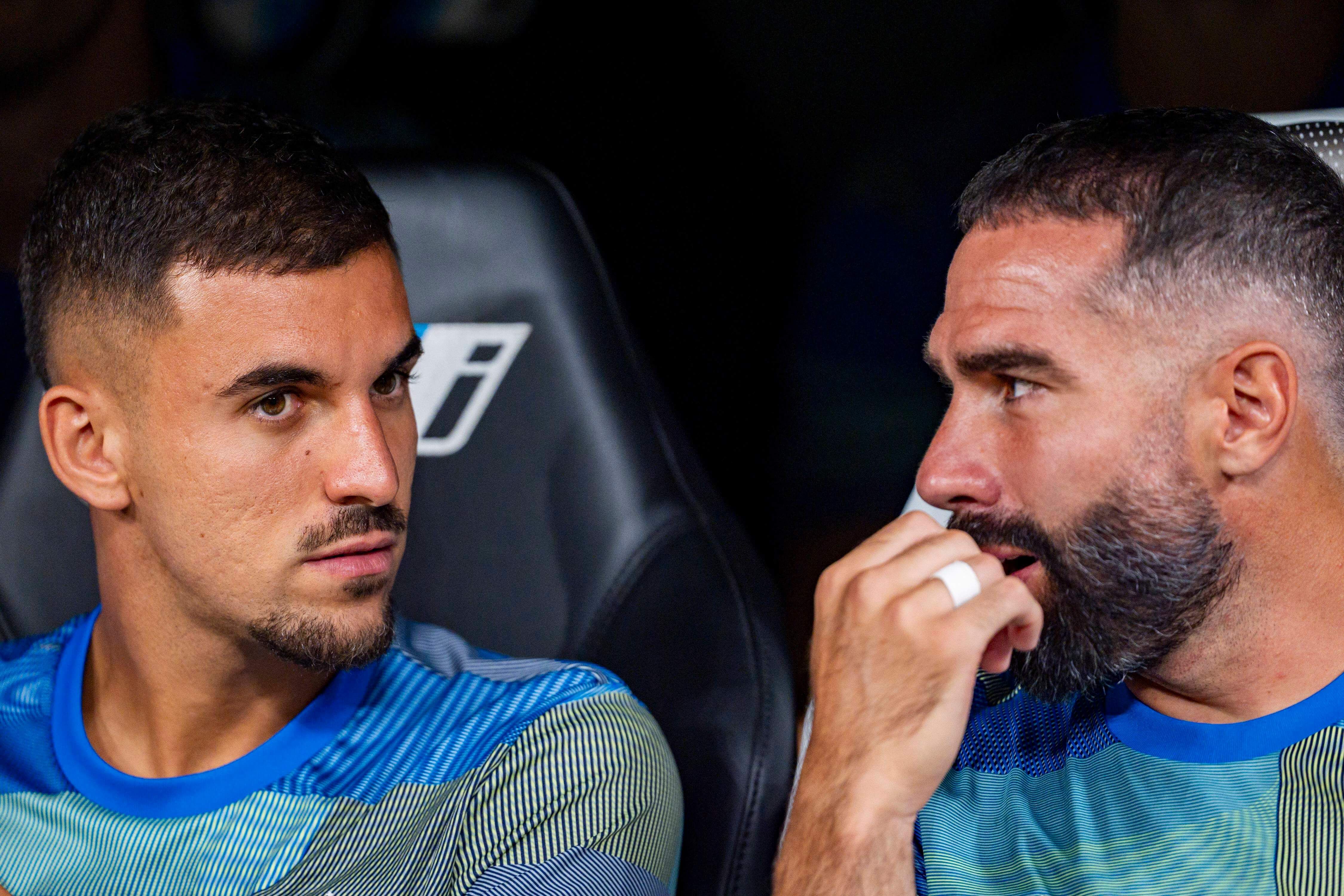  Dani Ceballos y Dani Carvajal hablan en el banquillo durante un partido con el Real Madrid (Cordon Press)