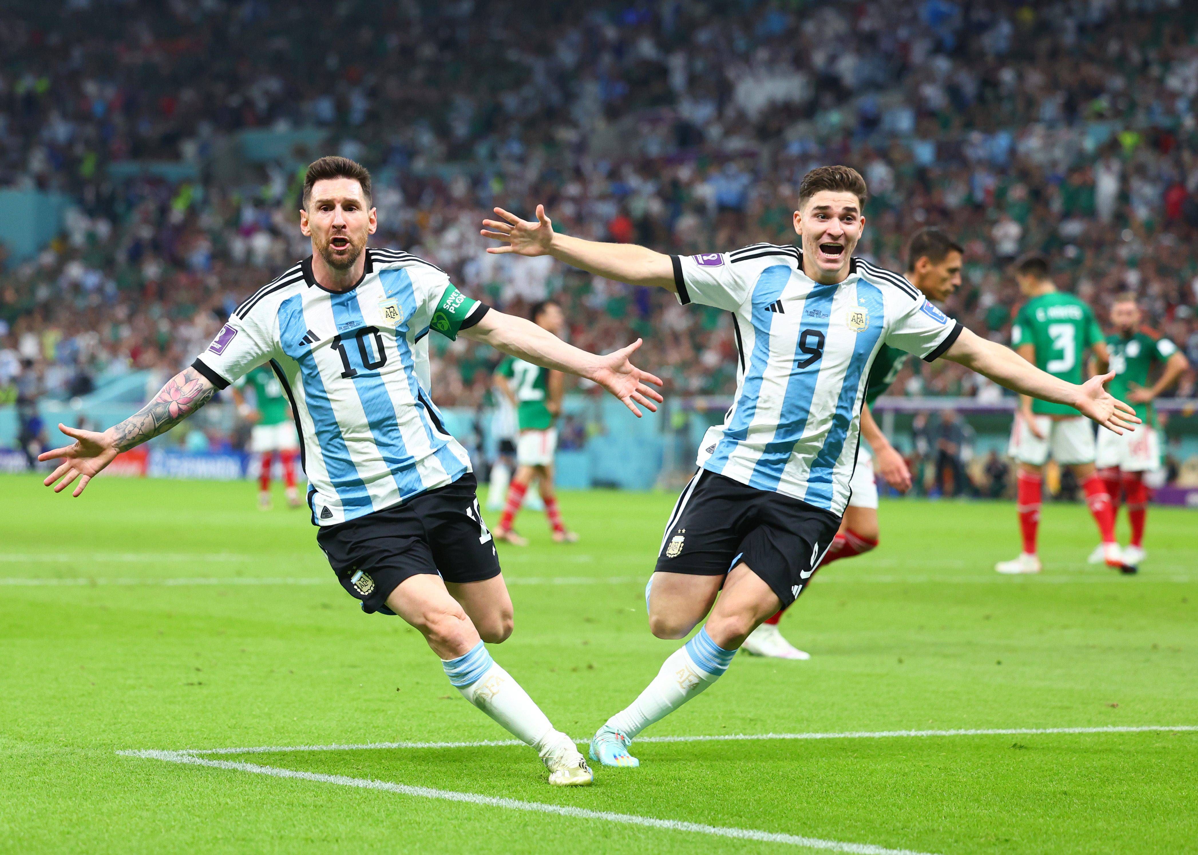 Leo Messi celebra junto a Julián Álvarez su gol en el Argentina-México.