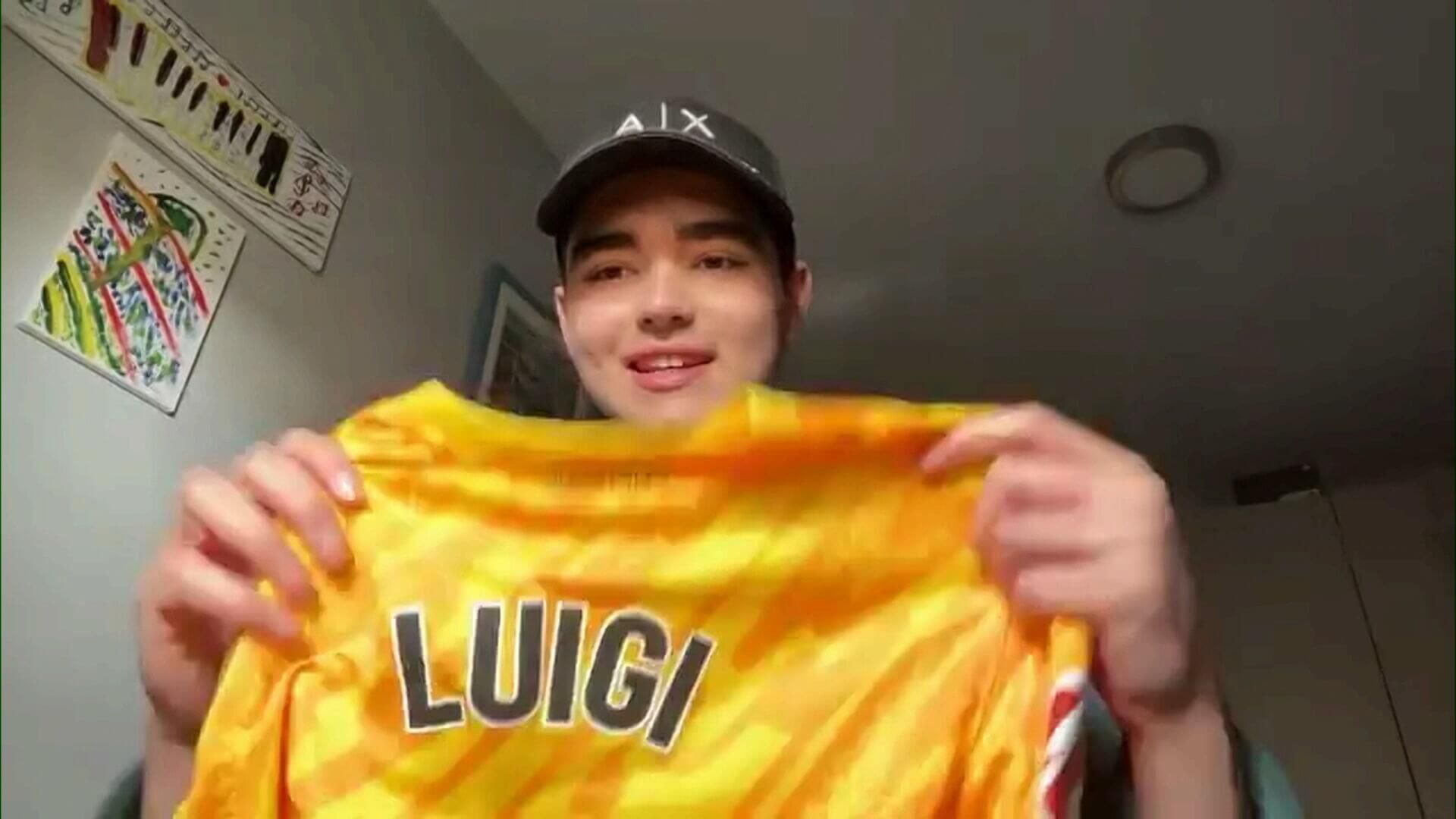 Lugi enseñando la camiseta firmada que le regaló Greif (ElDesmarque)