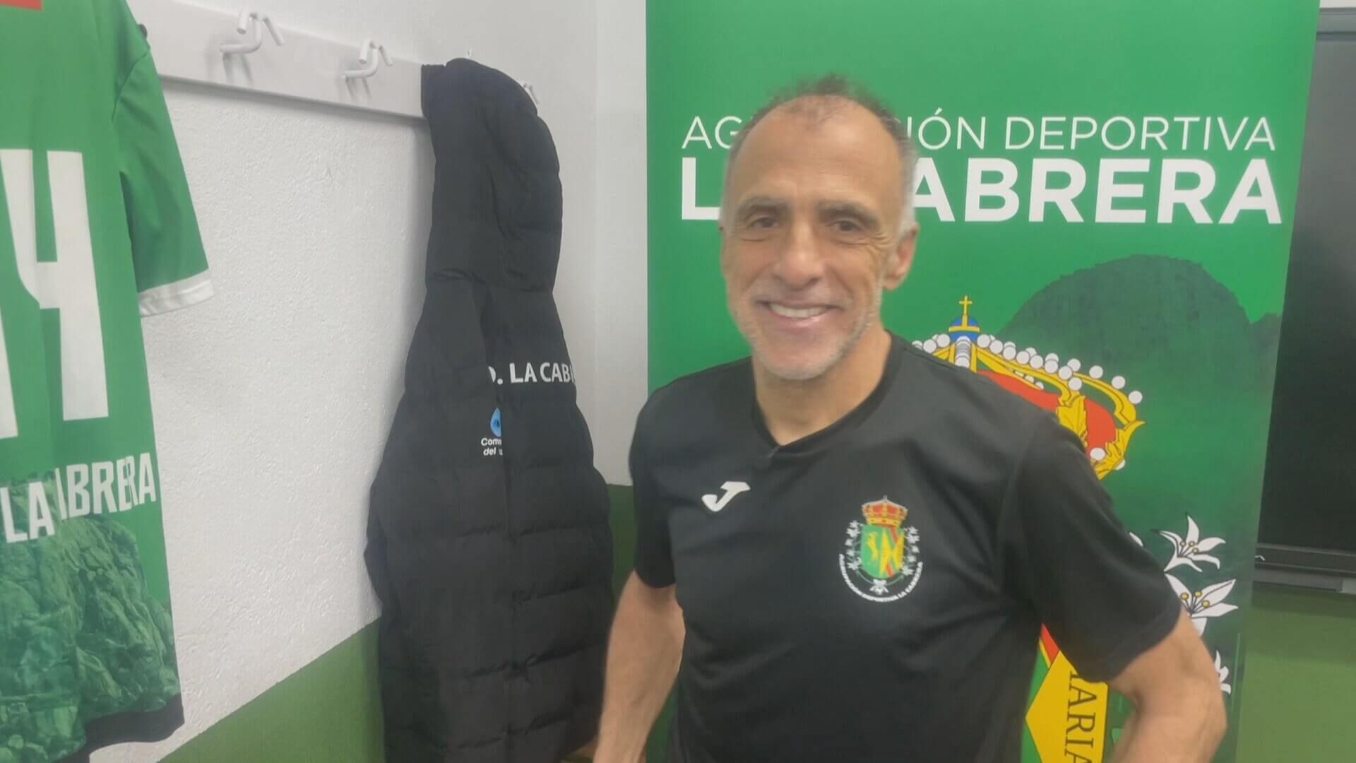 Osvaldo, jugador de la Cabrera, atiende a ElDesmarque