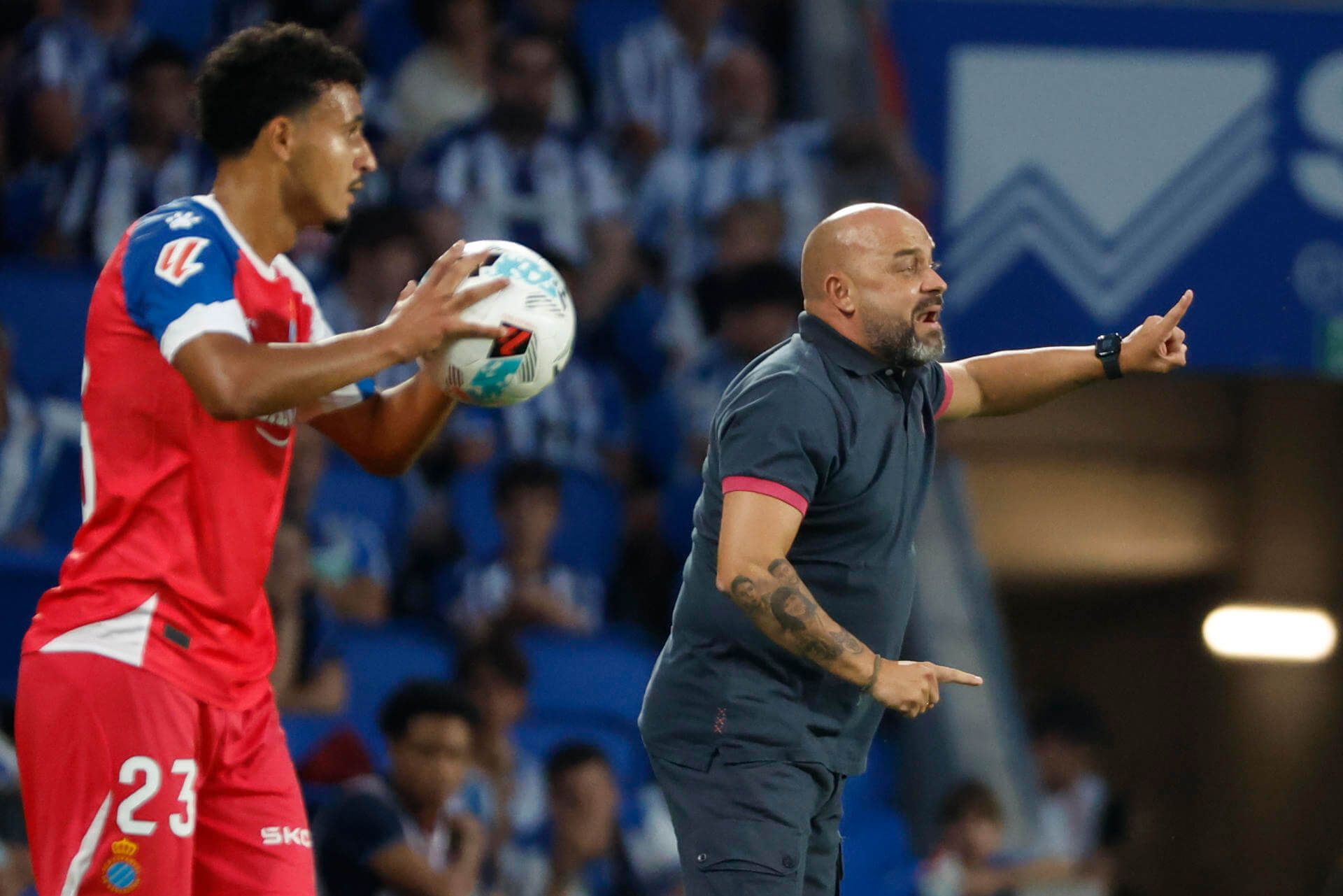 Manolo González da indicaciones a sus jugadores en el Real Sociedad-Espanyol (FOTO: EFE).