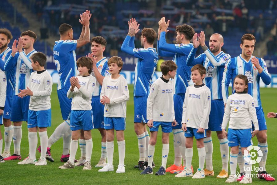  Los jugadores del Espanyol saludan al público en el RCDE Stadium.
