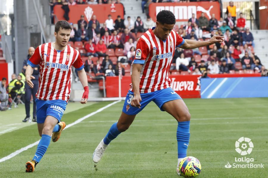 Jonathan Varane, con el balón, doblado por Guille Rosas en El Molinón.