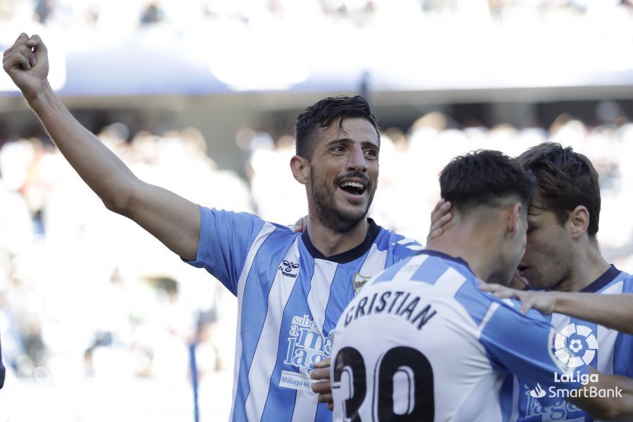 Chavarría levanta el puño para celebrar su gol al Cartagena (Foto: LaLiga).