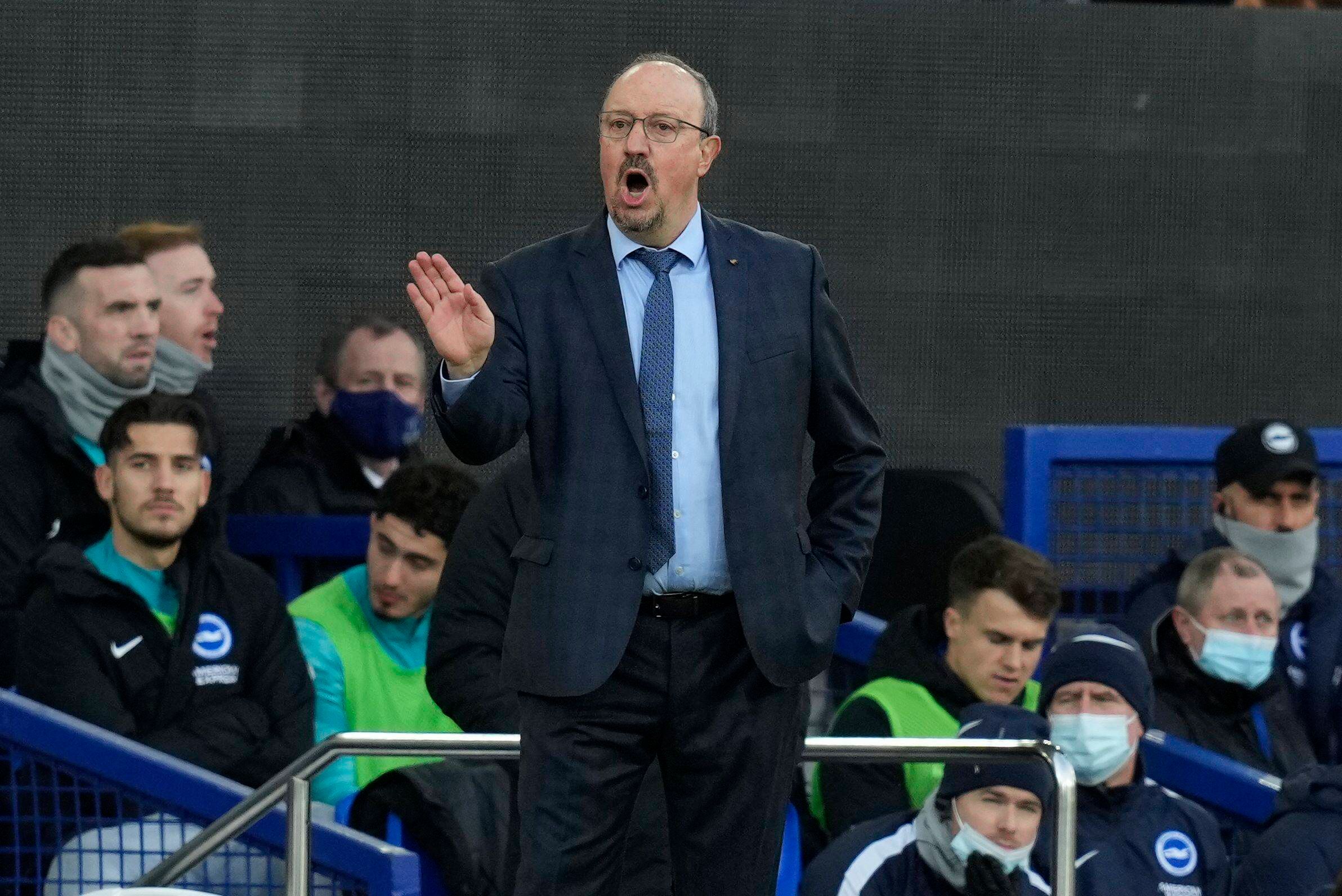  Rafa Benítez dirige un partido con el Everton.
