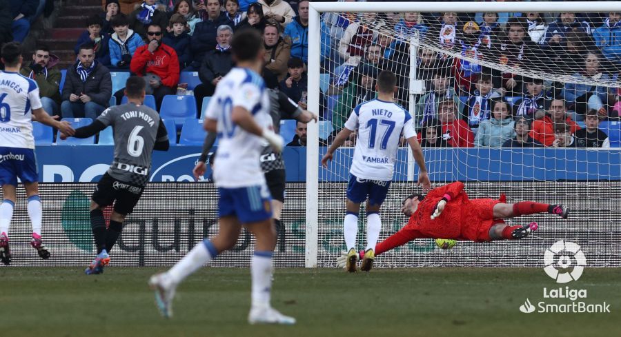  Toni Moya marca gol a Cristian durante el Zaragoza - Alavés.