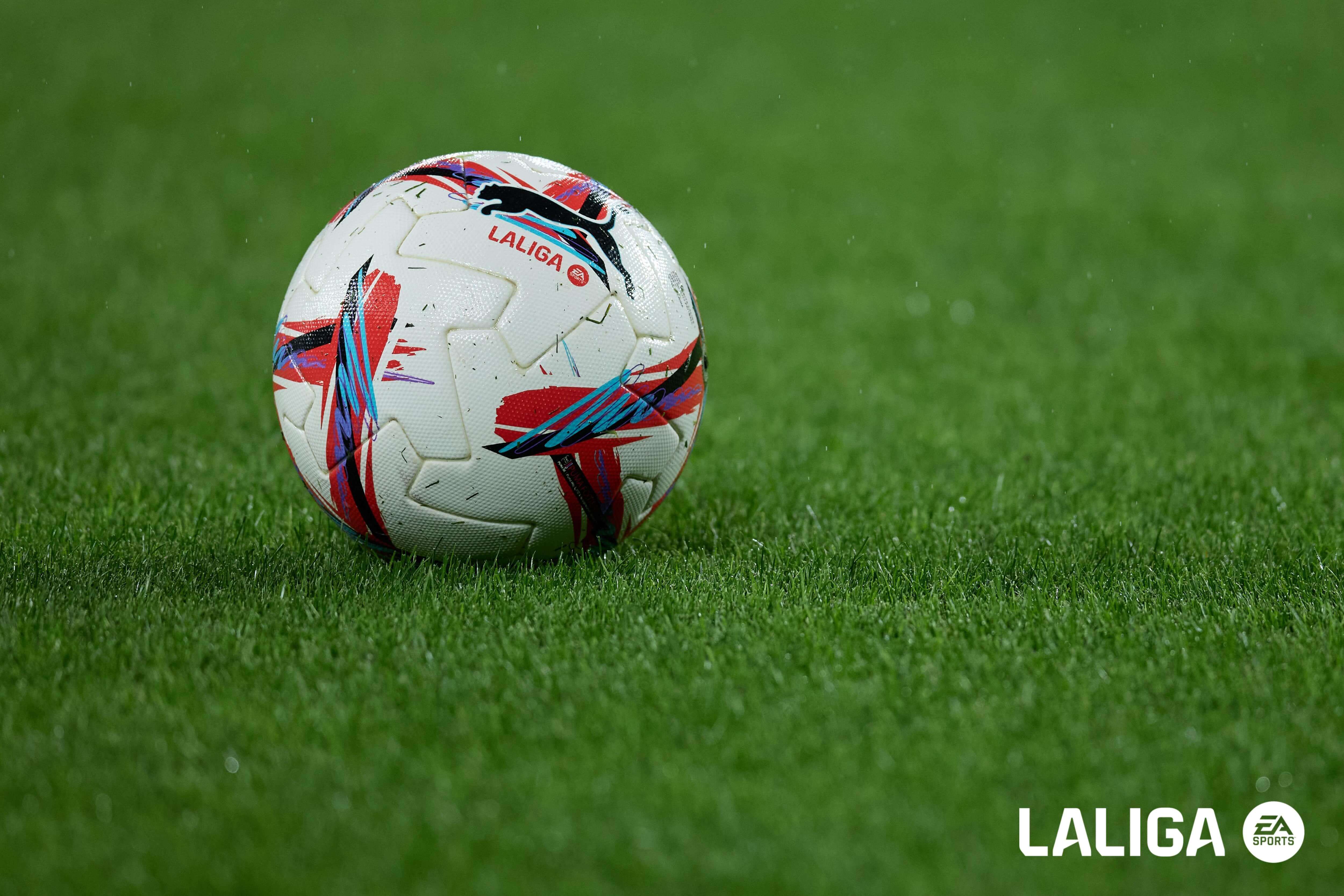  El balón de LALIGA 24/25 durante un calentamiento.