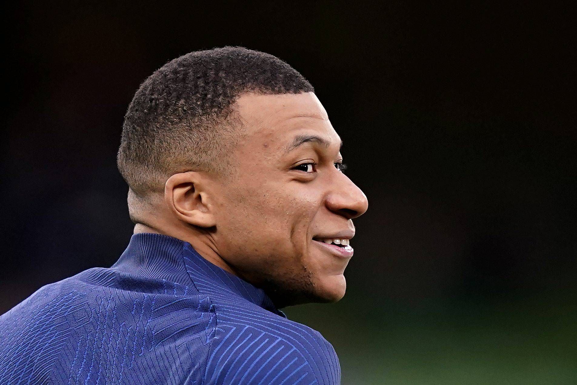  Mbappé hace frente a las informaciones mientras se concentra con la selección