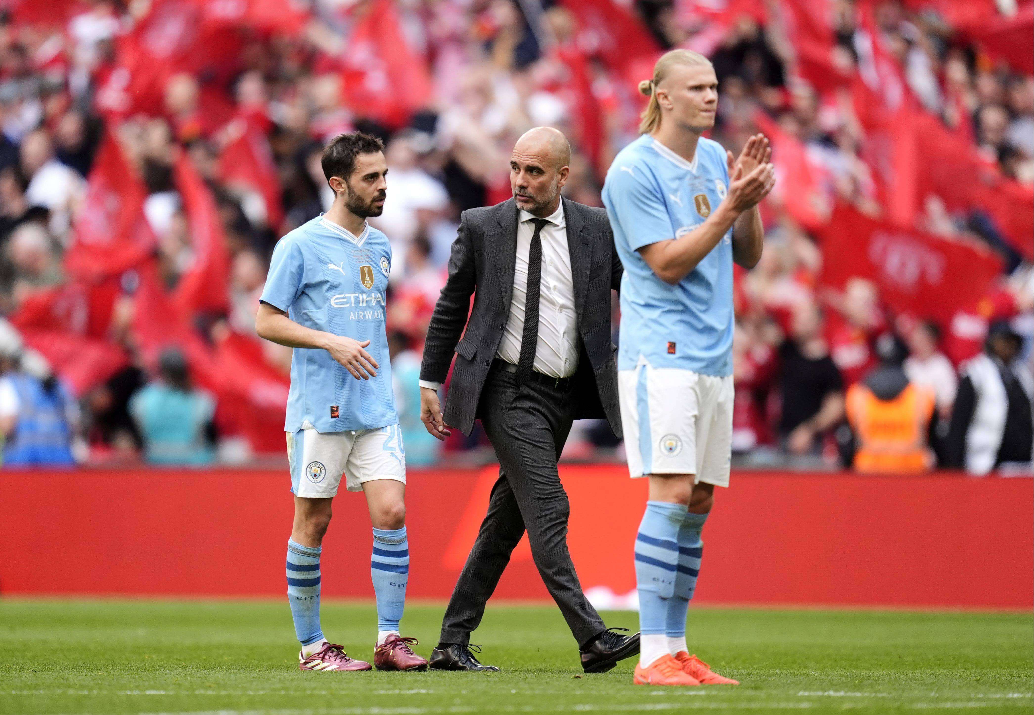  Pep Guardiola con Bernardo Silva, al final de un partido del Manchester City (FOTO: Cordón Press).