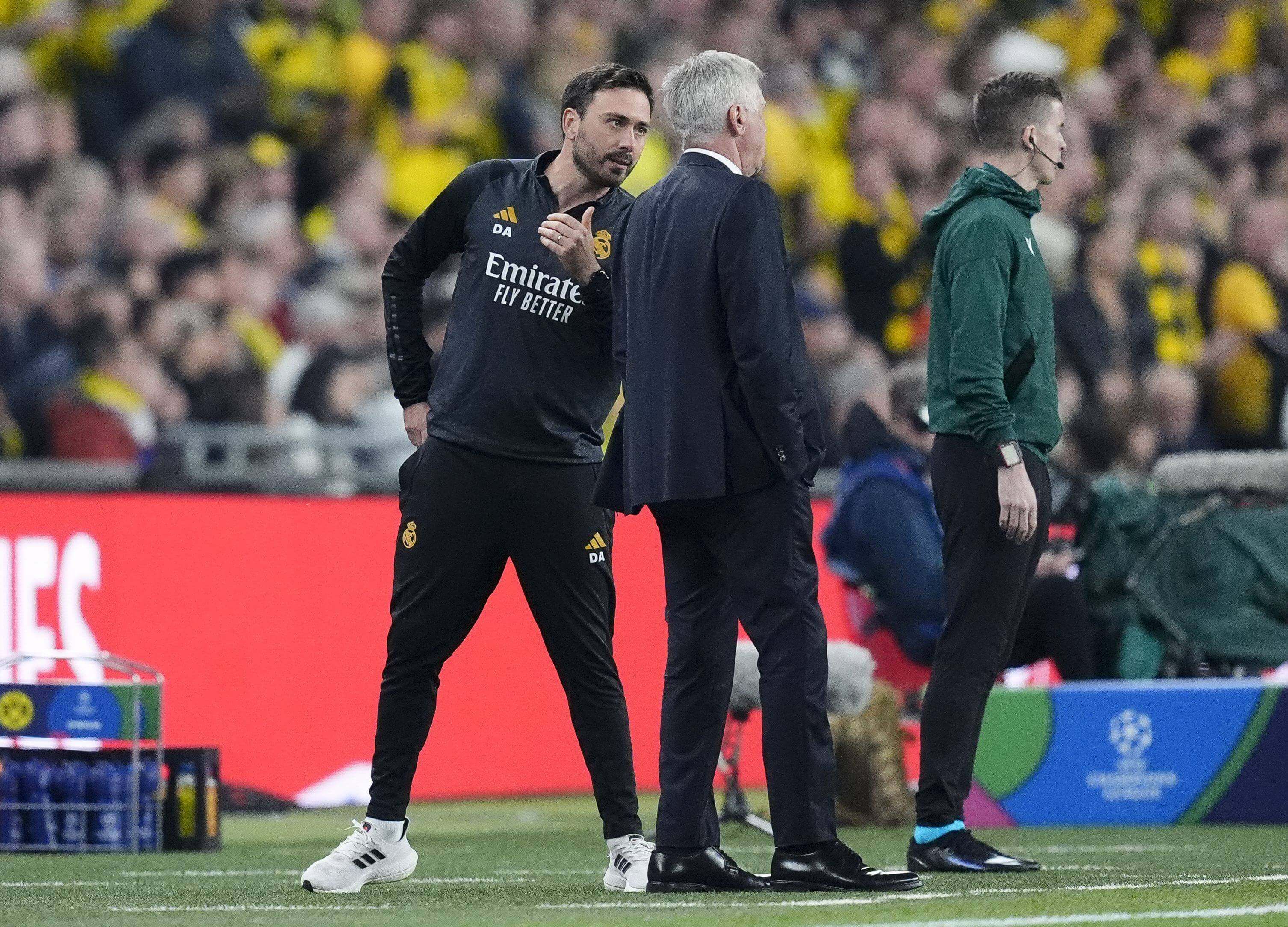 Davide Ancelotti hablando con Carletto en la final de la Champions.