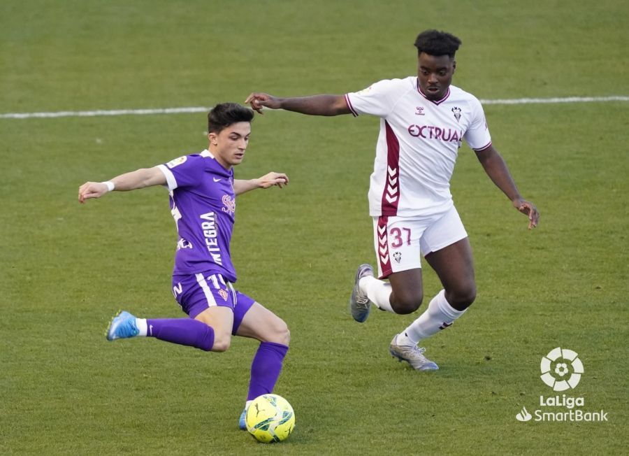 Manu García, ante Boyomo, durante el Albacete-Sporting.