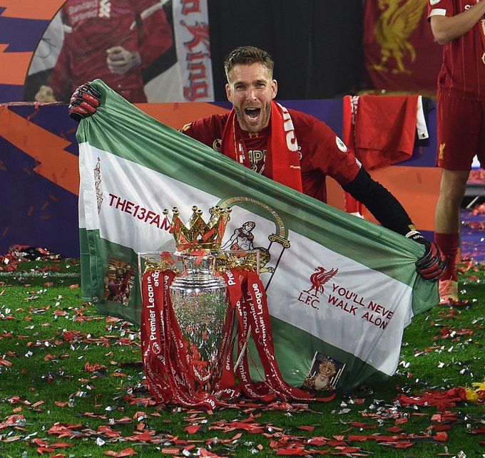 Adrián San Miguel celebra el título de la Premier League.