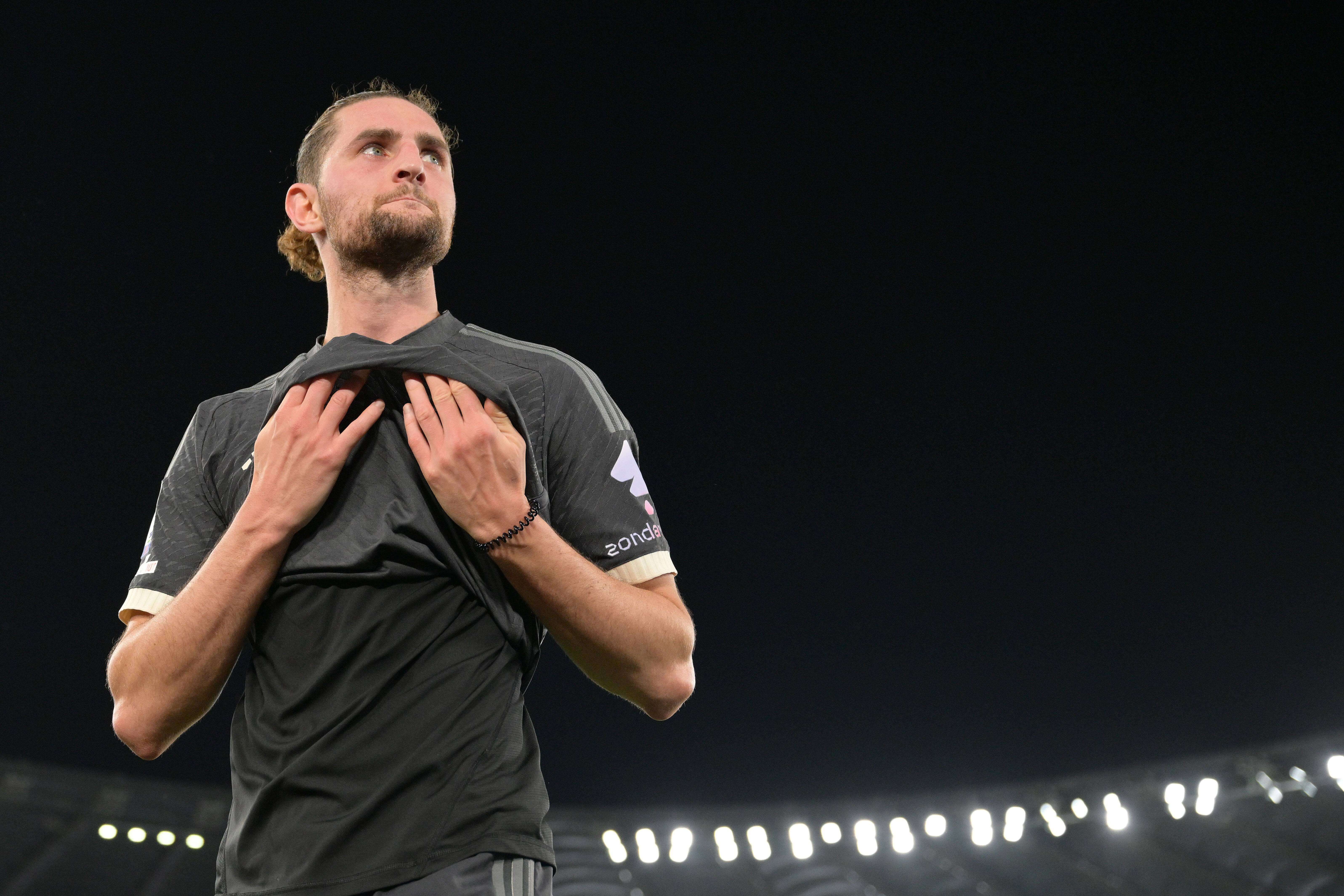  Adrien Rabiot, antes de un partido con la Juventus.