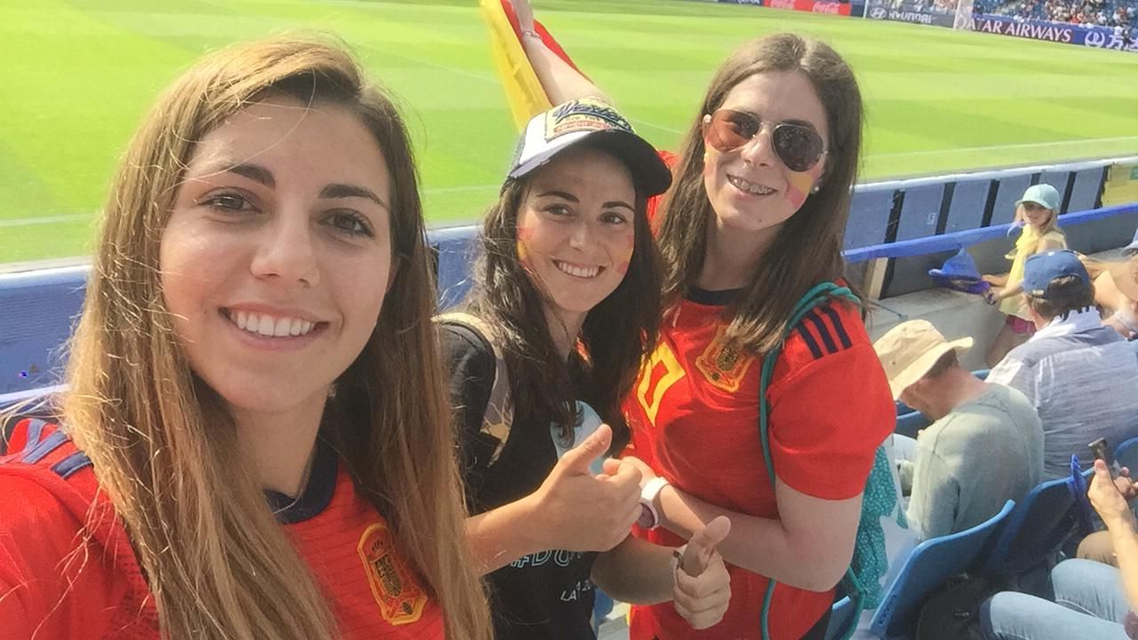  Laura, Virginia y Marta, en el estadio de Océane.
